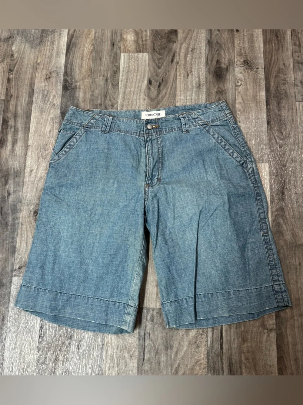 Cherokee Women’s 14 Denim Bermuda Shorts Light Wash Cotton Y2K Long Jean Shorts